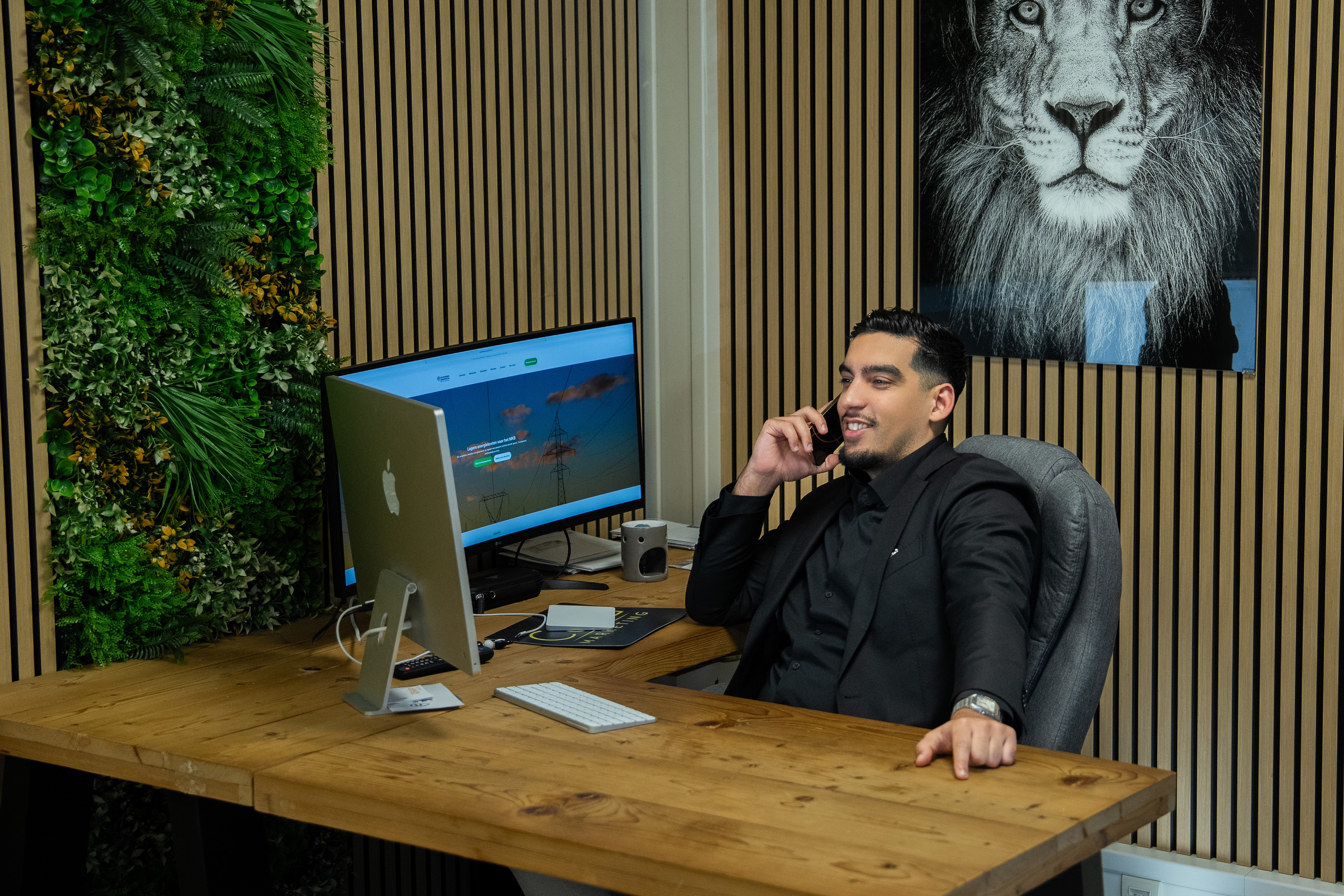 Serviceloket Nederland medewerker aan de telefoon