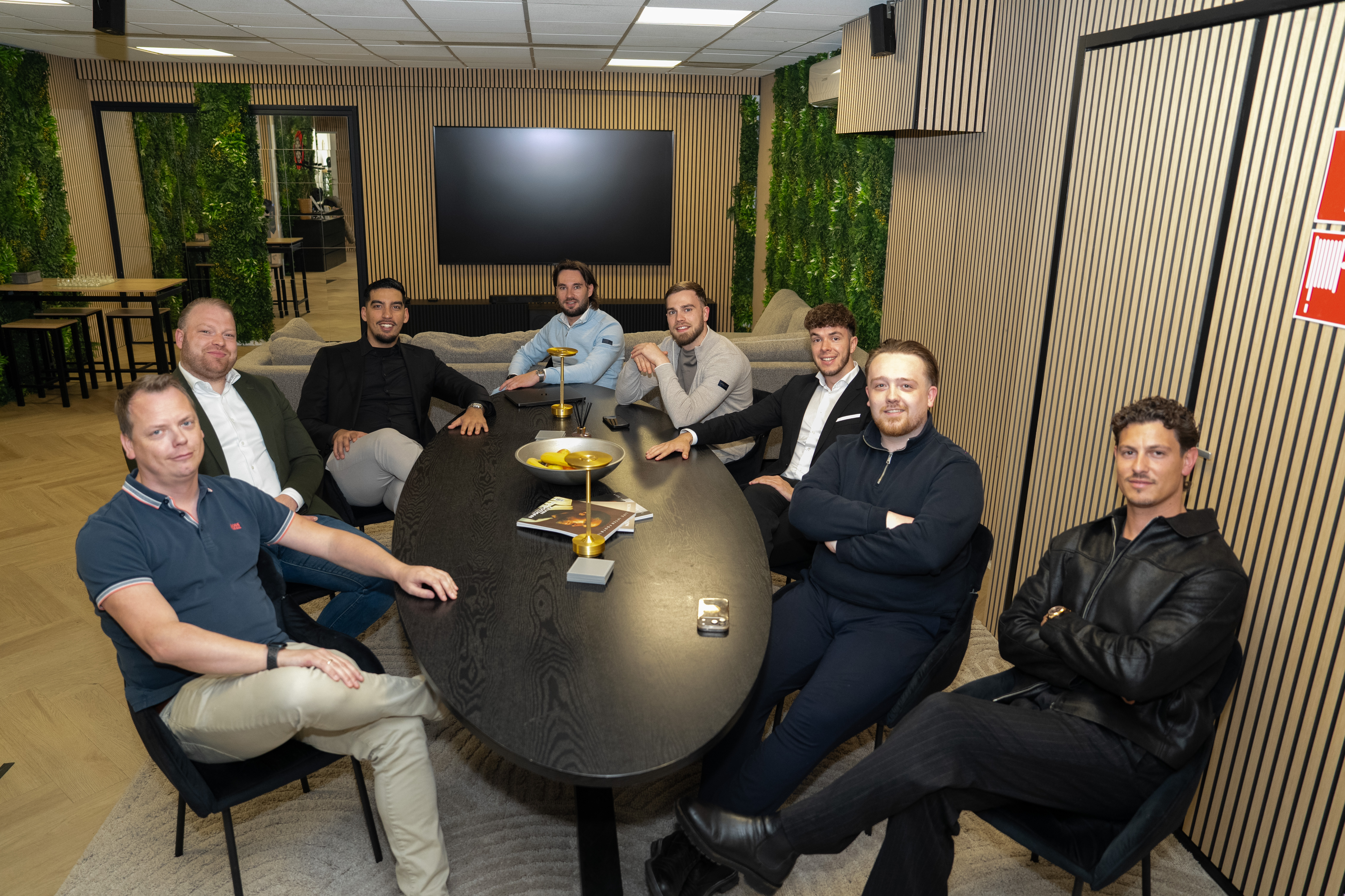 Team van Serviceloket Nederland aan tafel
